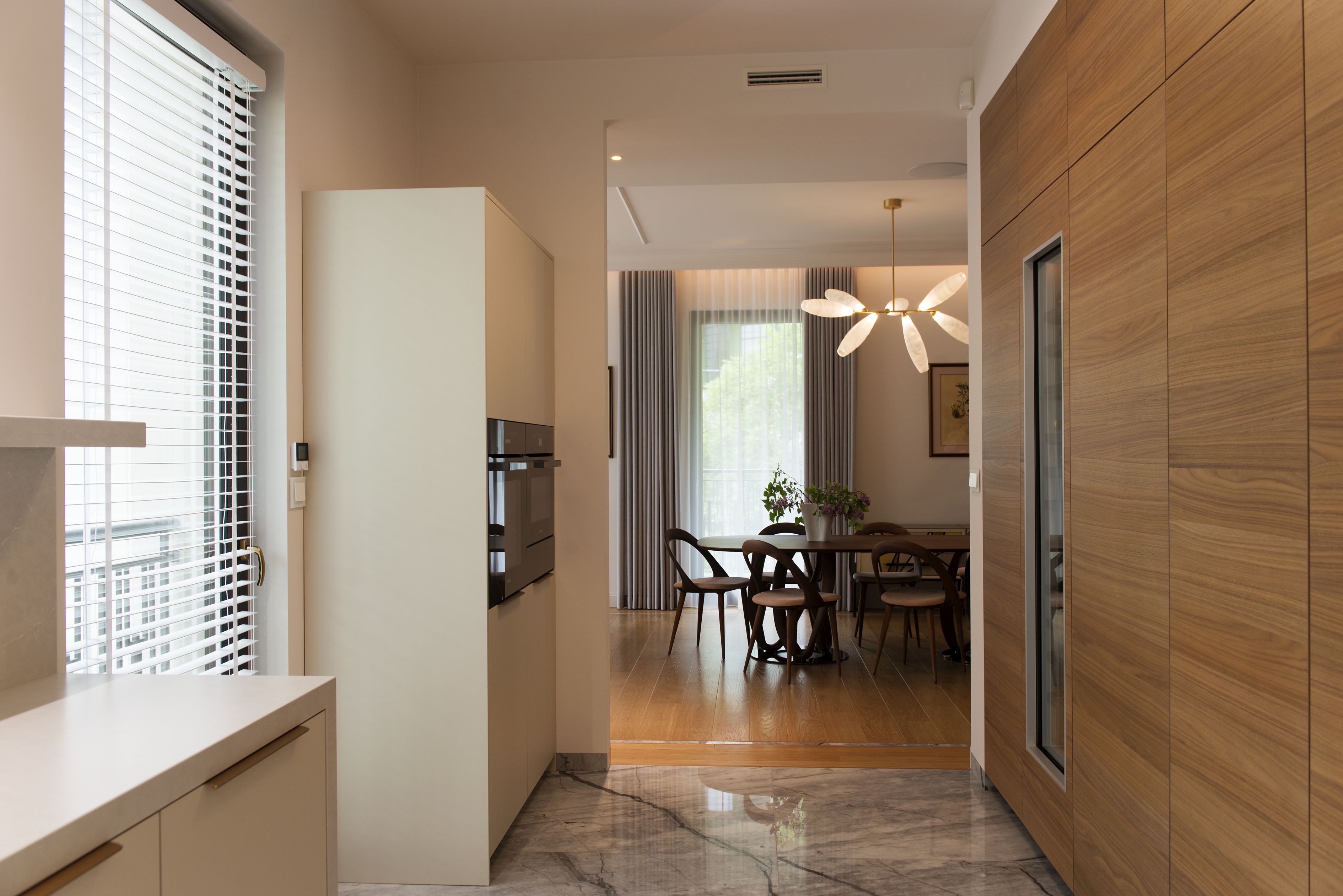 Widok z kuchni na jadalnię.